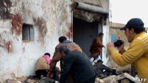 در حمله جنگنده‌های سوریه 'ده‌ها نفر در صف نانوایی کشته شدند'