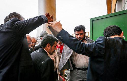 چتر جالب احمدی‌نژاد در زیر باران