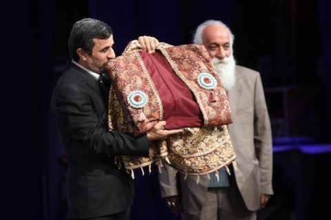 شبه لباس امیرکبیر بر قامت رییس دولت /وقتی احمدی نژاد روح امیرکبیر را خطاب قرار می دهد!