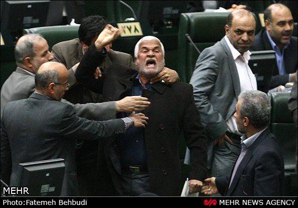 در حاشیه جلسه استیضاح وزیر کار با حضور احمدی نژاد در مجلس (تصاویر)