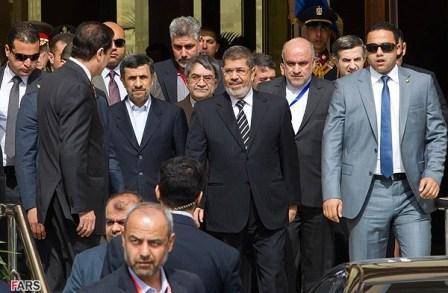 تصاویر/ یار همیشه همراه احمدی‌نژاد در مصر
