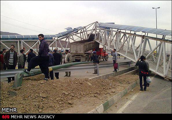 عکس خبری/ برخورد تریلر با پل عابر پیاده