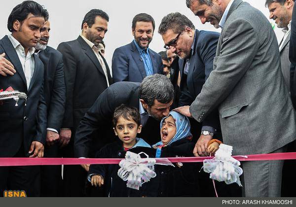 عکس/تلاش احمدی نژاد برای آرام کردن بچه