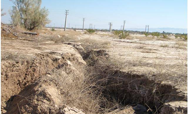 شکاف زمین در جنوب کرمان/ حفره ای با طول 4 کیلومتر (+عکس)