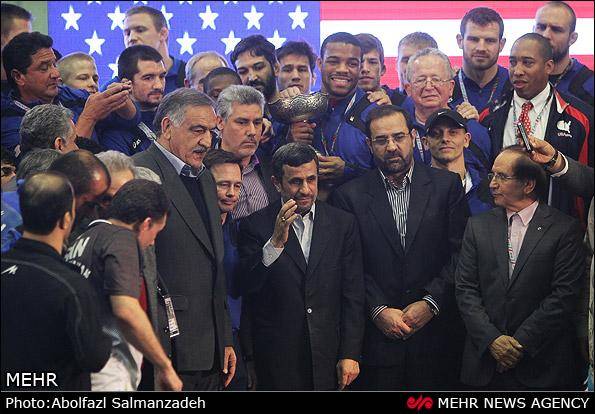 احمدی نژاد با همه آمریکایی ها دست داد و عکس یادگاری انداخت/ عدم حضور نمایندگان فیلا در مراسم اهدای مدال! (+عکس)
