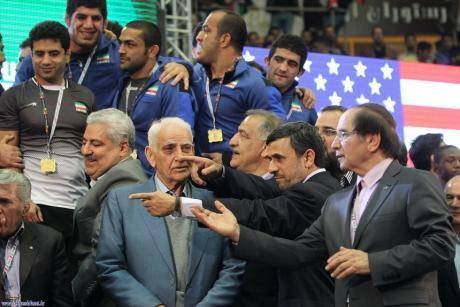 عکس‌های یادگاری احمدی‌نژاد با اعضای تیم ملی کشتی آمریکا
