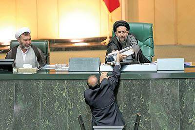 غيبت احمدي‌نژاد در جلسه تقديم بودجه؛ مجلس اعتراض كرد يارانه نقدي دو برابر در بودجه؟