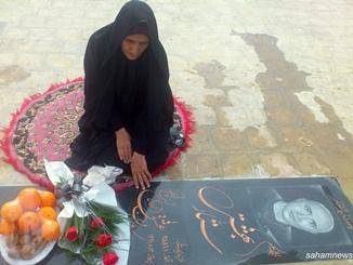 مادر ستار بهشتی: تهدید می شویم؛ خون فرزند من فروشی نیست / اعلام میکنم اگر به خواسته ما توجه نکنند؛ من مقابل دادگاه خودم را خواهم کشت