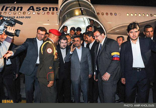 ورود احمدی نژاد به پایتخت ونزوئلا (عکس)