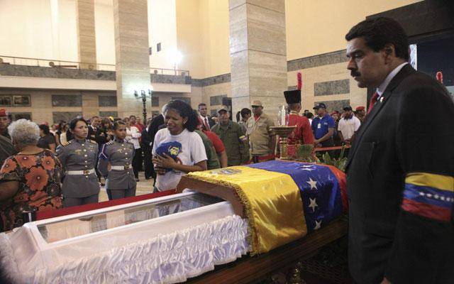 بازدید مردم از جنازه چاوز (عکس)
