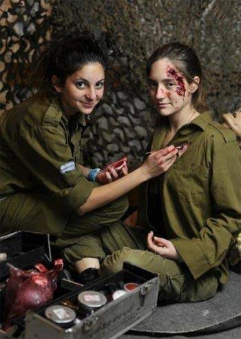 مظلوم نمایی زنان ارتش اسرائیل با زخم های جعلی (عکس)