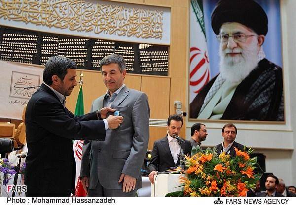 اهدای نشان فرهنگ توسط احمدی نژاد به مشایی (عکس)