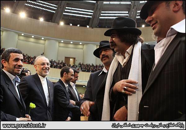 احمدی نژاد و جاهل ها (عکس)
