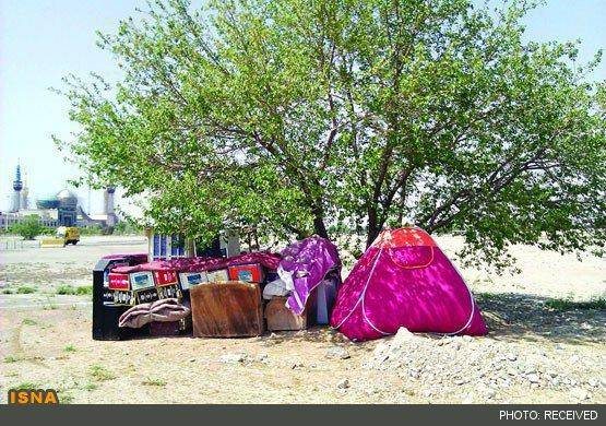 چادرنشینی خانواده بی‎پول در بهشت زهرا (+عکس)