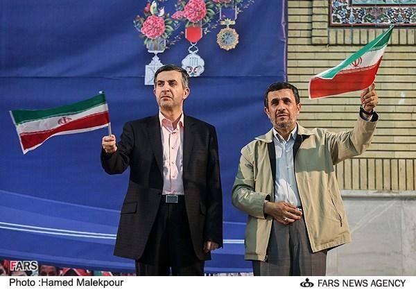 احمدی نژاد پرچم را به مشایی سپرد (عکس)