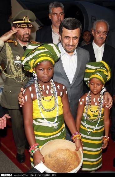احمدی نژاد و دختربچه ها در بنین (عکس)