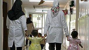وزارت بهداشت ایران 'خانه به خانه' افزایش جمعیت را آموزش می‌دهد