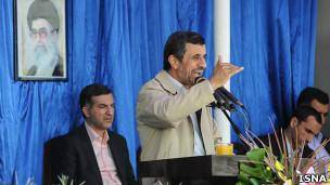 احمدی‌نژاد: به چه حقی در مورد دیگران اظهارنظر می‌کنید؟ 