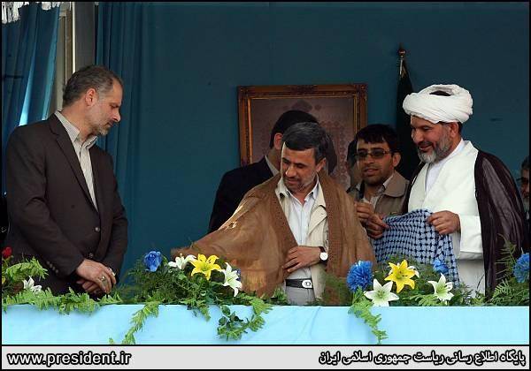 احمدی نژاد با عبا و لباس عربی ! /عکس