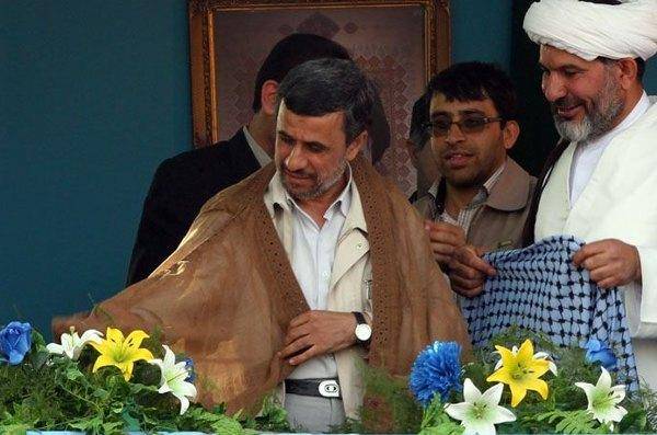 تصاویر احمدی نژاد با لباس هموطنان عرب در خوزستان