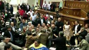 چند نفر در زد و خورد بین نمایندگان پارلمان ونزوئلا زخمی شدند