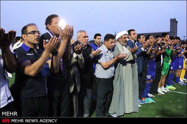 نماز خواندن قلعه‌نویی و پرتاب صندلی در حاشیه دیدار فولاد و استقلال (تصاویر)