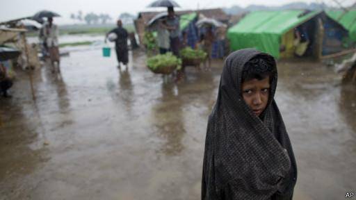 مناطق ساحلی بنگلادش و برمه از بیم گردباد تخلیه می‌شود