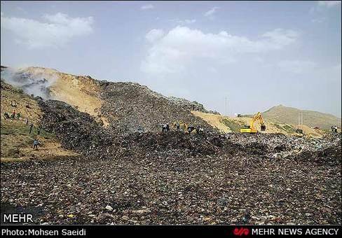 تصاویر: نجات کارگران مدفون شده زیر زباله‌ها