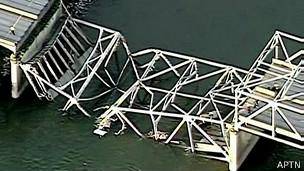 یک پل در ایالت واشنگتن به درون رودخانه فروریخت