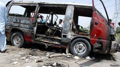۱۵ کودک در پی آتش گرفتن اتوبوس مدرسه در پاکستان کشته شدند