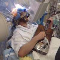 تصاوير گيتار زدن هنگام عمل جراحي مغز (16+) 