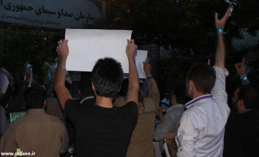 اعتراض حامیان محسن رضایی مقابل صداوسیما (+عکس)