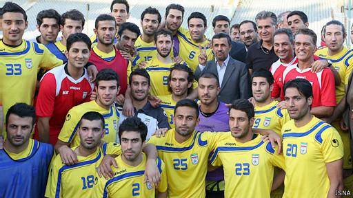 محمود احمدی نژاد از تمرین تیم ملی فوتبال ایران دیدار کرد