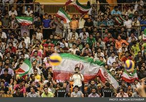 تجمع بانوان پشت درب های استادیوم برای بازی والیبال ایران – صربستان/ ممانعت مجدد نیروی انتظامی