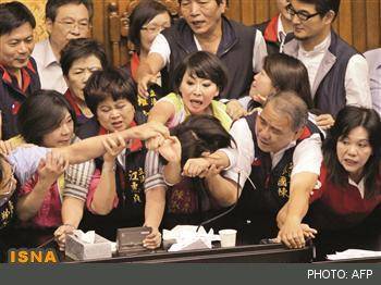 کتک کاری نمایندگان زن در تایوان/ عکس