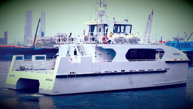 حاکم شارجه به اماراتی های ساکن جزیره ابوموسی کشتی تندرو هدیه داد (+عکس)