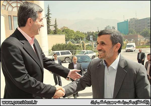 استقبال مشایی از احمدی‌نژاد/عکس