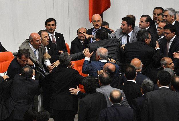 "بزن بزن" نمایندگان مجلس ترکیه (+عکس)