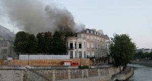 هتل تاریخی پاریس در آتش سوخت