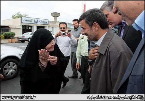 محبت پیرزن گیلانی به احمدی نژاد (عکس)