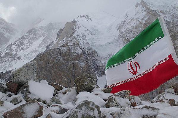 پرچم ایران بر بالای قله برودپیک/ عکس
