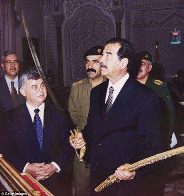 شمشیر صدام به عراق بازگردانده شد/عکس