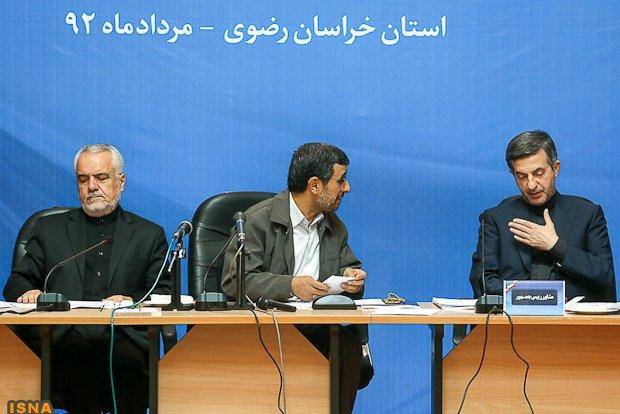 ارادت مشایی به احمدی نژاد!/عکس
