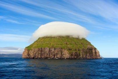 جزیره ای با کلاه ابری (+عکس)
