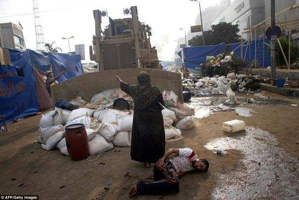 عکس یک زن؛ تکان دهنده ترین عکس حوادث مصر