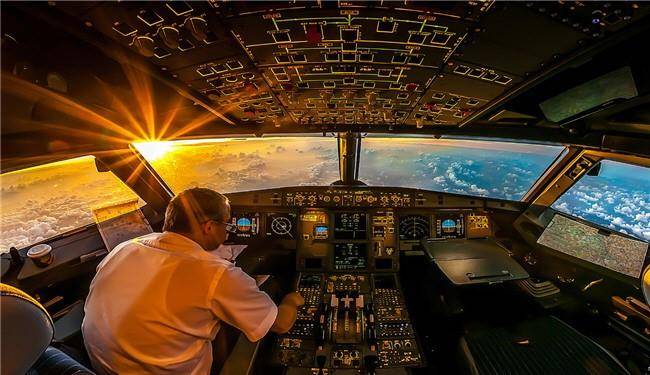 لحظۀ زیبای طلوع خورشید در کابین هواپیما