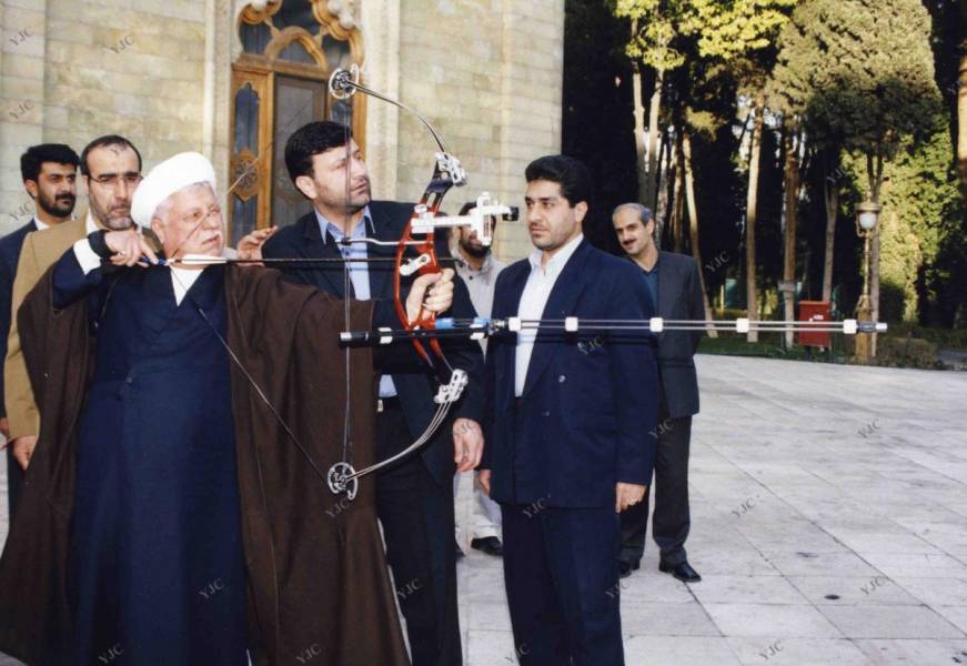 تيراندازي هاشمي رفسنجانی با تيروکمان (عکس)