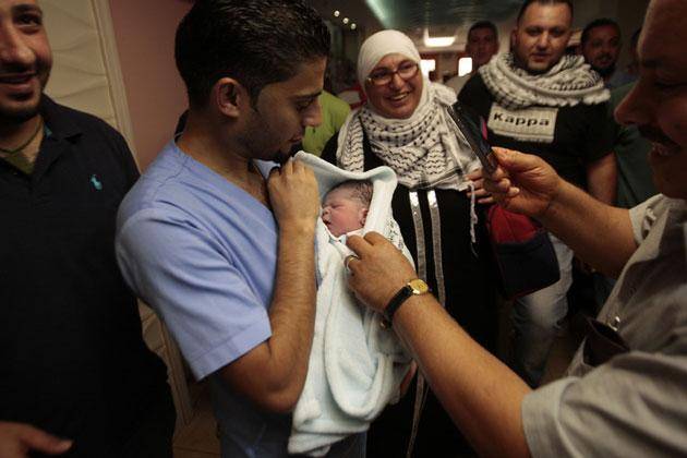 تولد نوزاد قاچاقی در فلسطین(+عکس)