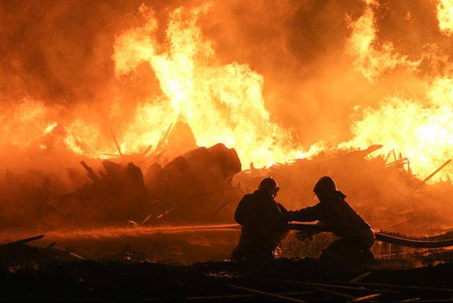 آتش سوزی گسترده در انبار 20 هزار متری چوب (+عکس)