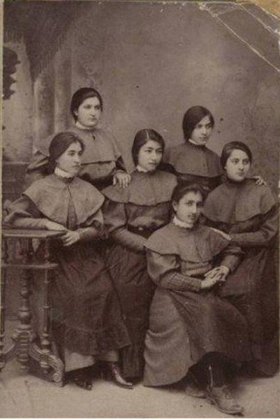 دختران مدرسه‌ای در زمان قاجار/عکس
